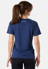 Marineblauwe sportieve t-shirt met korte mouwen, gemaakt van lichtgewicht stof. Heeft een logo op de achterkant en een gladde textuur.