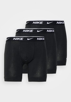 Musta puuvillainen bokserimalliset alusvaatteet, joissa on valkoinen brändätty vyötärö, jossa lukee "NIKE" ja logoja. Pakkaus sisältää kolme kappaletta, ja ne ovat tiiviisti istuvia ja sileäpintaisia.