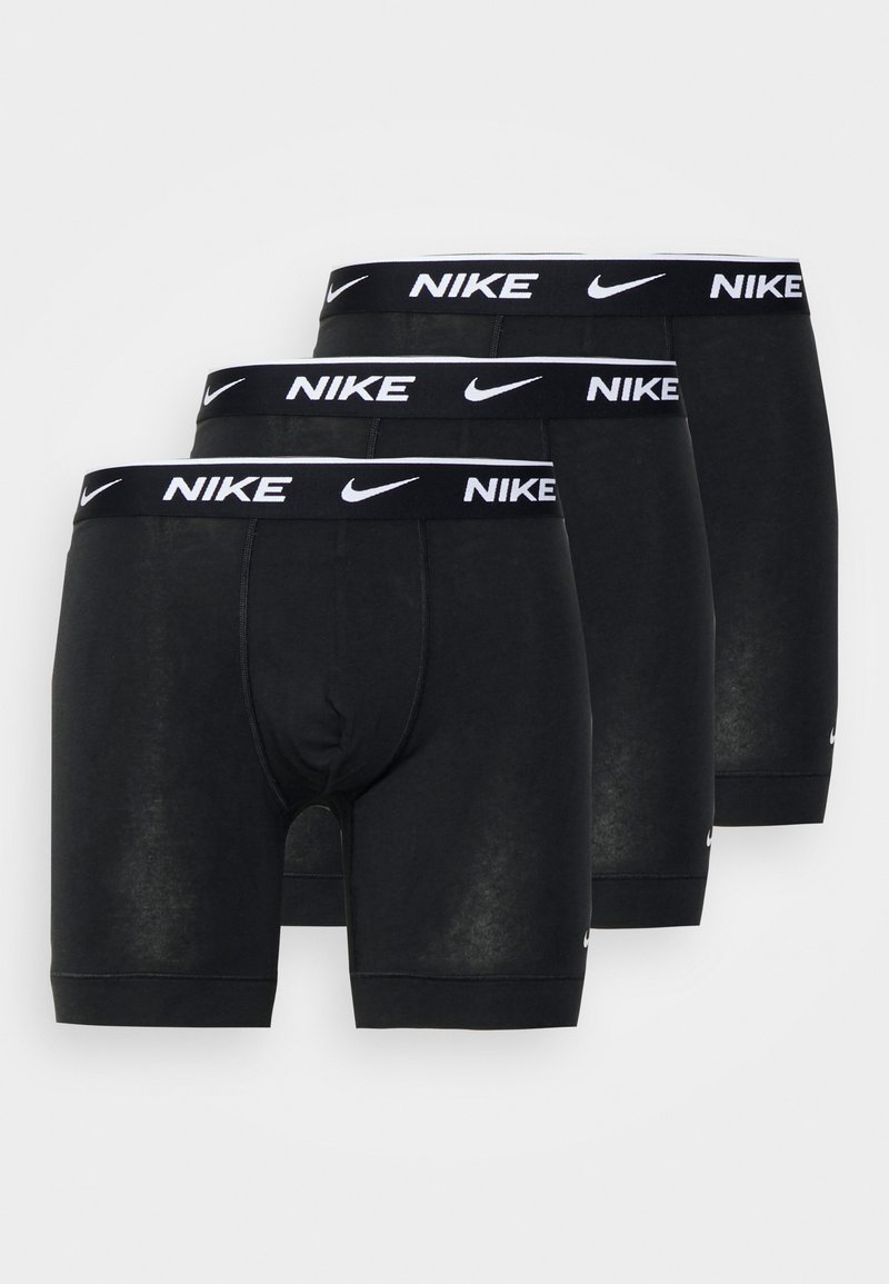 Sorte bomullsboxer med en hvit merket linning med "NIKE" og logoer, i en pakke med tre, med en tettsittende passform og glatt tekstur.
