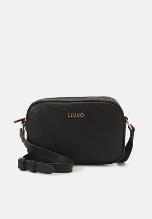 Sac bandoulière en cuir noir avec une finition texturée, des accessoires dorés et une sangle réglable. Présente une forme rectangulaire simple.