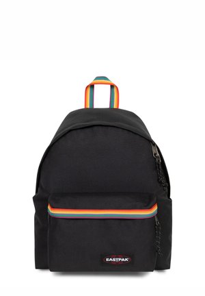 Mochila negra con un asa superior de rayas de arcoíris y un bolsillo frontal, fabricada con un tejido duradero, y con un parche de logo destacado.