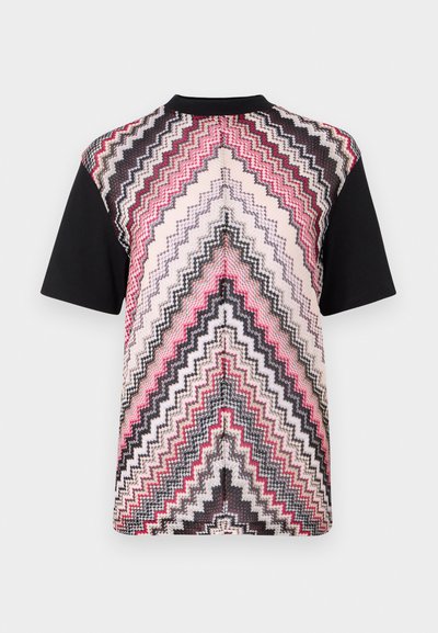 Camisa de manga corta con un patrón multicolor de zigzag en rosa, negro y crema, con mangas negras y un escote redondeado.