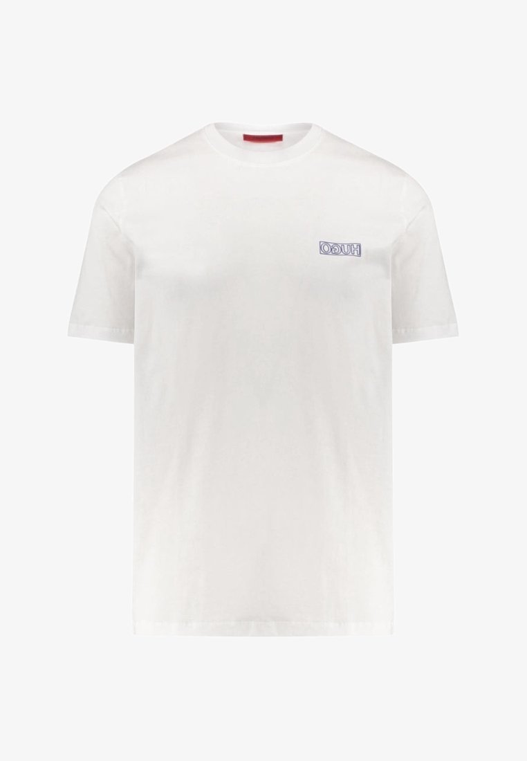 Hvid bomulds t-shirt med korte ærmer, der har et lille blåt "HUGO" logo på brystet og et rødt mærke ved halsudskæringen.