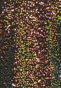 Tessuto di paillettes nero con paillettes circolari multicolori che riflettono la luce. La texture appare lucida e strutturata con colori vari tra cui oro e verde.