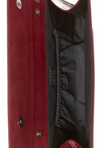 Rode leren portemonnee opengevouwen om de zwarte binnenkant te tonen met een elastische pouch en metalen drukknoopsluitingen langs de randen.