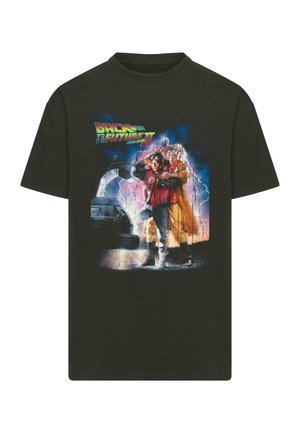 Schwarzes T-Shirt mit einem bunten Grafikmotiv von Charakteren aus "Zurück in die Zukunft II" vor einem lebhaften, blitzartigen Hintergrund.