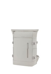 Zaino roll-top grigio chiaro con texture liscia, cinturini laterali regolabili e una tasca frontale con zip. Design minimalista con dettaglio del logo.