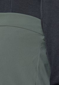 Ausgewählt, slate green