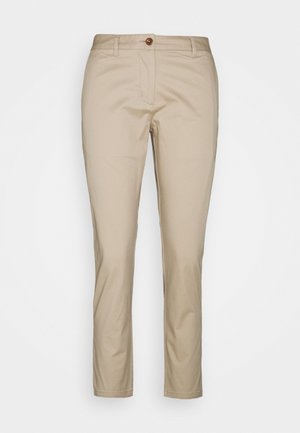 Beżowe spodnie slim fit z zapięciem na guzik, szlufkami na pasek i przednimi kieszeniami, prezentowane na jednolitym białym tle.