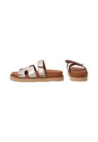 Metallic sølv sandaler med to brede stropper, en polstret beige fodseng og en tekstureret gummisål. Bagsiden har en justerbar brun rem.