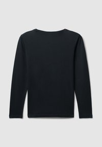 Maglietta nera a maniche lunghe con scollo tondo mostrata piatta da dietro su uno sfondo grigio chiaro uniforme.
