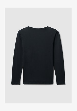Maglietta nera a maniche lunghe con scollo tondo mostrata piatta da dietro su uno sfondo grigio chiaro uniforme.