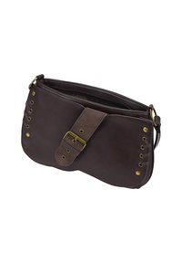 Bolso de mano de cuero marrón oscuro con una correa de hebilla, ojales en tono dorado y una abertura superior con cremallera, mostrado sobre un fondo blanco.