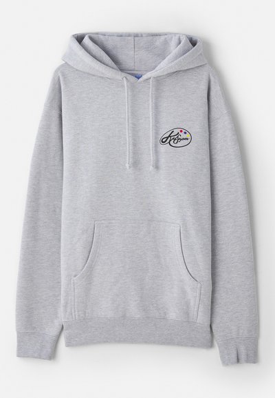 Felpa grigia chiara realizzata in misto cotone. Presenta una tasca a marsupio, cordini e un piccolo logo con accenti colorati sul petto.