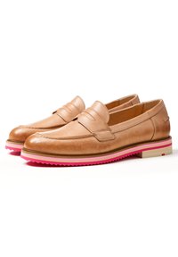 Mocassini in pelle cuoio con finitura liscia; progettati con uno stile slip-on, caratterizzati da una suola a strisce rosa e bianche con dettagli scanalati.