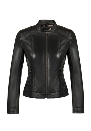 Chaqueta de cuero negra ajustada con cremallera frontal, cuello alto con botón a presión y bolsillos laterales con cremallera, mostrada sobre fondo blanco liso.