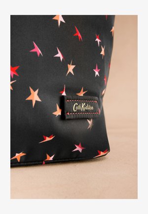Musta kangas, jossa on vaaleanpunaisia, punaisia ja oransseja tähtikuvioita, sekä Cath Kidston -etiketti punaisella ompeleella vaaleanbeigen pinnan päällä.
