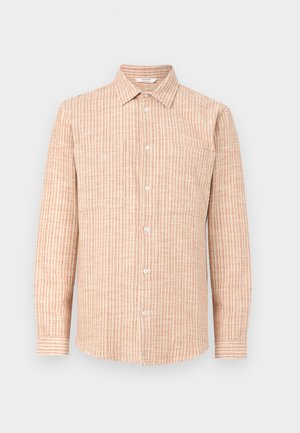 Chemise à manches longues à boutons avec des rayures verticales beige et rouges, un col pointu et une poche poitrine du côté gauche.