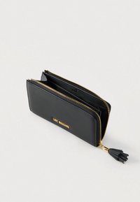 Μαύρο δερμάτινο πορτοφόλι με χρυσλό φερμουάρ, δύο διαμερίσματα και λεπτομέρεια με φούντα. Στο μπροστινό μέρος φέρει ανάγλυφο λογότυπο "LOVE MOSCHINO".