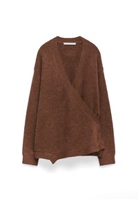 Sweter w kolorze brązowo-miedzianym z teksturowanej dzianiny, z głębokim dekoltem w kształcie litery V i pięcioma dekoracyjnymi guzikami wzdłuż przedniego brzegu.