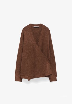Bronzen bruine wikkeltrui in een gestructureerde brei, met een diepe V-hals en vijf decoratieve knopen langs de voorrand.
