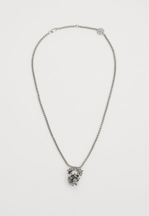 Zilveren ketting met een gedetailleerde schedelpendant omgeven door bloemaccenten, met een gestructureerd, vergrendeld schakelontwerp.
