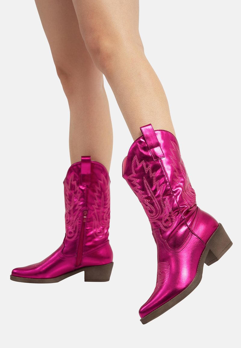 Botas de cowboy fucsias brillantes con diseño bordado, punta afilada, acabado metálico y tacón cuadrado marrón; cuentan con cremallera lateral y tiradores.