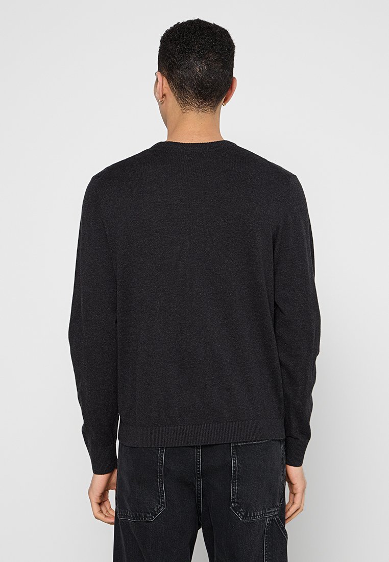 Pull en tricot gris foncé avec un ourlet et des poignets côtelés, doté d'un col rond et d'un design simple, fabriqué à partir d'un matériau doux en mélange de laine.