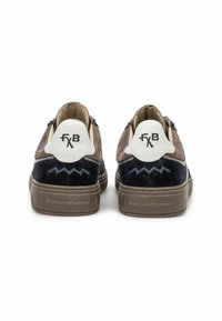 Braune und marineblaue Wildlederschuhe mit einem weißen Fersenpatch, schwarzem Logo und Zickzackdesign-Akzenten. Gummisohle und strukturierte Materialdetails.