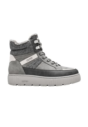 Bottine de sport montante gris et noir avec semelle épaisse, logo ESPRIT blanc, doublure en laine et lacets rayés.