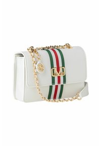 Witte leren handtas met groene en rode gestreepte accenten, een gouden kettingriem en een gemerkt gouden sluiting met "1969" detail.