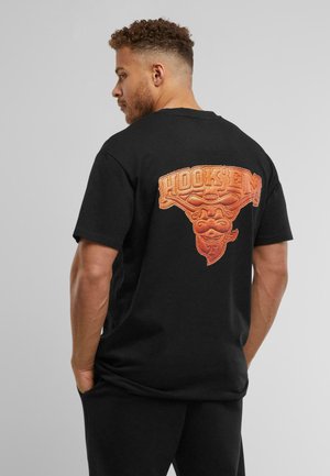 Sort bomulds t-shirt med et præget orange "HOOK 'EM" design og et langhorn grafik på ryggen. Korte ærmer og afslappet pasform.
