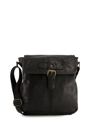 Schwarze Lederhandtasche mit strukturiertem Finish, umklappbarem Deckel, Schnallenverschluss und verstellbarem Schulterriemen. Schlichtes, funktionales Design.