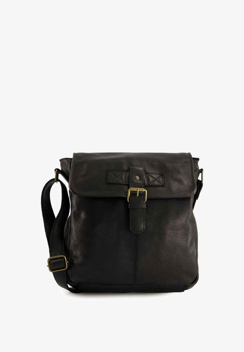 Schwarze Lederhandtasche mit strukturiertem Finish, umklappbarem Deckel, Schnallenverschluss und verstellbarem Schulterriemen. Schlichtes, funktionales Design.
