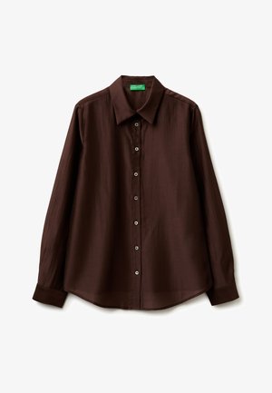 Ciemnobrązowa koszula z długim rękawem, zapinana na guziki, z klasycznym kołnierzykiem i lekko zaokrąglonym dołem, rozłożona na płasko na białym tle.