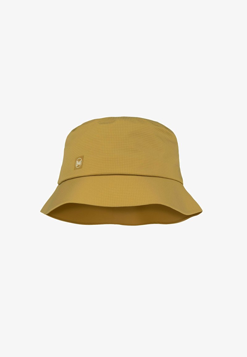 Sombrero de cubo amarillo hecho de tela texturizada, con un ala ancha que se inclina hacia abajo y un pequeño logotipo en la parte frontal.