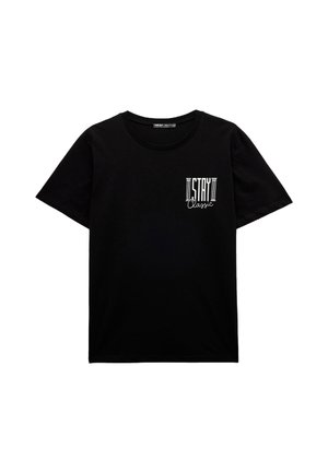 Schwarz Baumwoll-T-Shirt mit kurzen Ärmeln, Rundhalsausschnitt und weißem Drucktext auf der Brust mit der Aufschrift "STAY Classic." Einfach, normaler Schnitt.