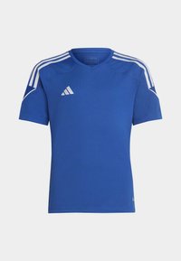 Camisa atlética azul de manga corta. Presenta rayas blancas en los hombros y un logo de Adidas en el pecho. Fabricada con un tejido suave y transpirable.