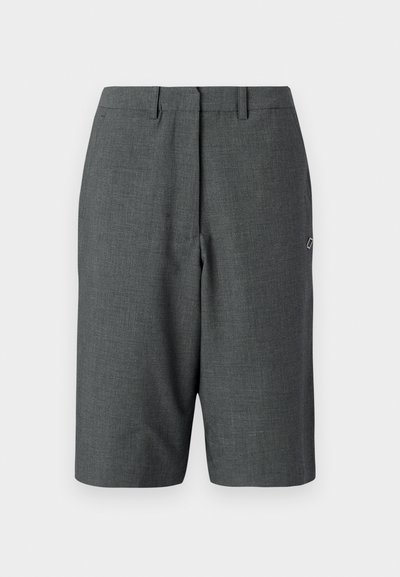 Tumši pelēki pielāgoti šorti ar teksturētu audumu, vienu priekšējo krokotu, jostas cilpām, sānu kabatām un mazu logotipa akcents uz kājas.