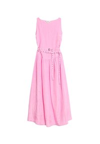 Robe maxi en lin rose avec une taille cintrée, design sans manches et une ceinture avec œillets en métal. Tissu léger avec une finition texturée.