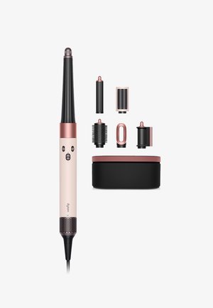 Strumento per acconciature con un accento in rosa oro, beccuccio nero texturizzato e più accessori, racchiuso in una custodia nera.