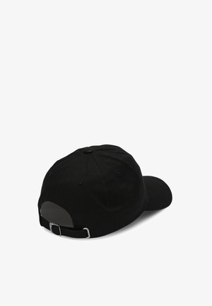 Gorra de béisbol negra vista desde atrás con correa ajustable y hebilla metálica sobre fondo blanco.