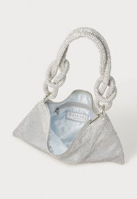 Pequena mala prateada com brilhantes em cristal, alças de corrente, fecho éclair aberto revelando o interior de cetim azul claro e um bolso interior com fecho.