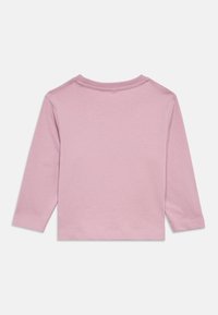 Μπλούζα με μακριά μανίκια σε ανοιχτό ροζ βαμβάκι, με στρογγυλή λαιμόκοψη και ραμμένα τελειώματα. Λεία υφή με απλό σχέδιο, χωρίς γραφικά ή μοτίβα.