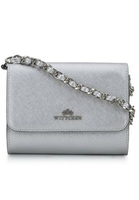Sac à main en cuir synthétique argenté avec une chaîne, doté d'un fermoir à rabat et d'un logo de marque en relief sur le devant. Texture lisse.