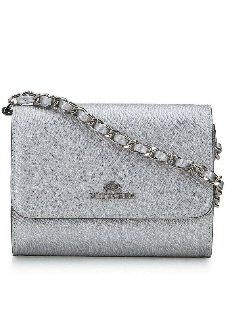 Sac à main en cuir synthétique argenté avec une chaîne, doté d'un fermoir à rabat et d'un logo de marque en relief sur le devant. Texture lisse.