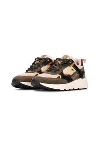 Baskets de sport comprenant un mélange de matériaux, notamment du daim et du mesh. Les couleurs incluent le vert olive, le beige et le noir, avec une semelle extérieure texturée.