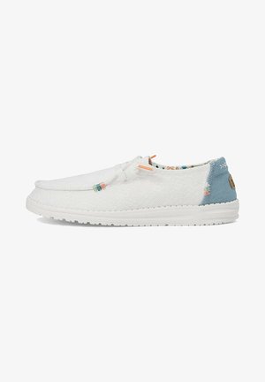 Weißes Fabric-Slipschuh mit strukturiertem Design, blauer Rückenkappe, orangefarbenen und grünen Akzenten sowie gemustertem Innenfutter. Gummisohle.