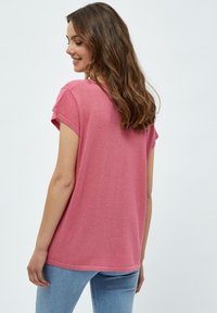 Minus MICARLINA KNIT TEE - Pamata T-krekls - pink flamingo lurex
