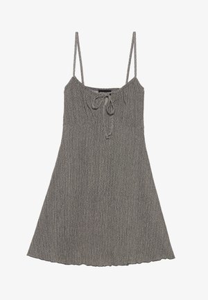 Szara dzianinowa sukienka z regulowanymi ramiączkami, marszczonym dekoltem, detalem ze sznurkiem i rozszerzonym dołem. Teksturowana tkanina z delikatnym wzorem.